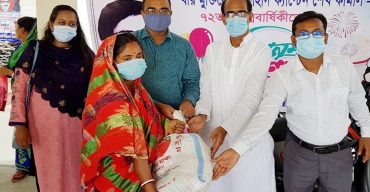জরুরী সেবায় ফোন করে আগৈলঝাড়ায় সরকারী খাদ্য সহায়তা পেলেন ১০টি দু:স্থ পরিবার