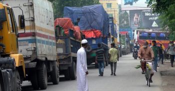 ঝিনাইদহে বাস শ্রমিক আটকের প্রতিবাদে মহাসড়ক অবরোধ