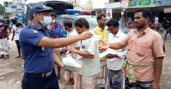 সাপাহারে মাস্ক পরিধানে উদ্বুদ্ধ করতে থানা পুলিশের ব্যতিক্রমী উদ্যোগ