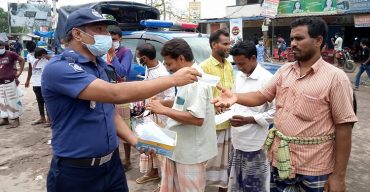 সাপাহারে মাস্ক পরিধানে উদ্বুদ্ধ করতে থানা পুলিশের ব্যতিক্রমী উদ্যোগ