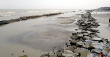 ঢেউয়ে ঝাপটায় ধুয়ে যাচ্ছে কুয়াকাটা সৈকতের বালু: বেড়িয়ে এসেছে মাটির স্তর