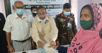 পদ্মা সেতুর রেল সংযোগ প্রকল্পে ক্ষতিগ্রস্তদের মাঝে চেক বিতরণ