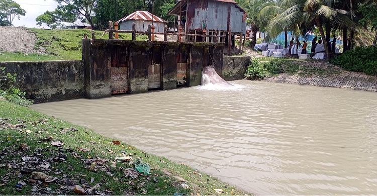 কলাপাড়ায় কৃষকদের কাজে আসছে না ‘জলকপাট’