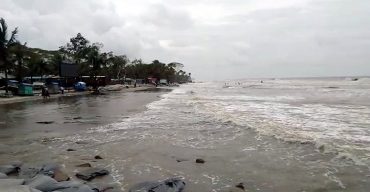 বঙ্গোপসাগরে ফের লঘুচাপ: তীরে আছড়ে পড়ছে সাগরের বড় বড় ঢেউ