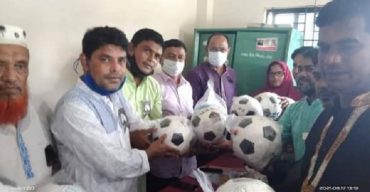 গলাচিপায় যুবকদের মাঝে ফুটবল বিতরণ করলেন নিজামউদ্দিন মোল্লা
