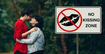 শহরে টানিয়ে দেওয়া হলো ‘নো কিসিং জোন’ বিজ্ঞপ্তি