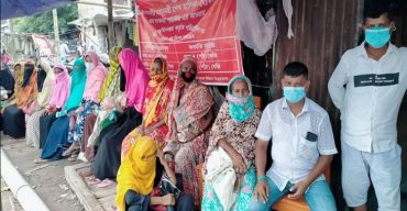 আমতলীতে হতদরিদ্রদের চেয়ারে বসিয়ে ওএমএসের চাল ও আটা বিক্রি!