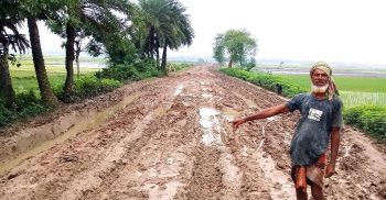 পিচঢালা রাস্তায় এখন হাবড় কাঁদা