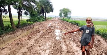 পিচঢালা রাস্তায় এখন হাবড় কাঁদা