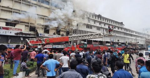 দীর্ঘ ৪ ঘণ্টা চেষ্টা চালিয়ে রাজধানীর বনানীর আগুন নিয়ন্ত্রণে