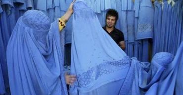 কাবুলে পাল্লা দিয়ে বাড়ছে বোরকার দাম