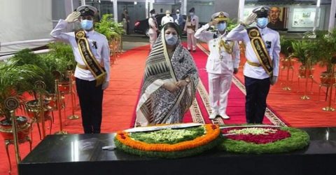 বঙ্গবন্ধুর প্রতিকৃতিতে স্পিকারের শ্রদ্ধা