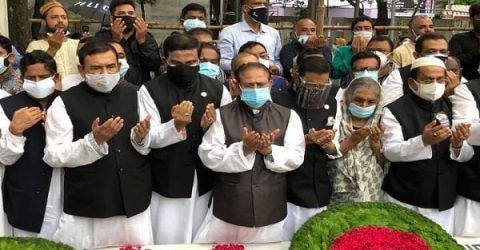 ঙ্গমাতা বেগম ফজিলাতুন্নেছা মুজিবের সমাধিতে আওয়ামী লীগের শ্রদ্ধা