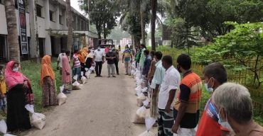 সাপাহারে ৩৩৩ নম্বরে কল করে প্রধানমন্ত্রীর উপহার খাদ্য সহায়তা