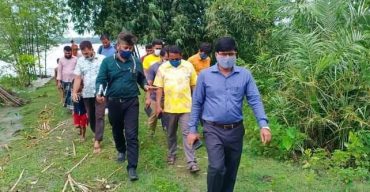 সাংবাদিক আলতাফ মাহমুদের কবরসহ নদী ভাঙন এলাকা পরিদর্শনে পাউবোর কর্মকর্তারা