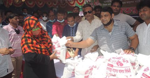 ঝিনাইদহে দুস্থদের মাঝে খাদ্যসামগ্রী বিতরণ