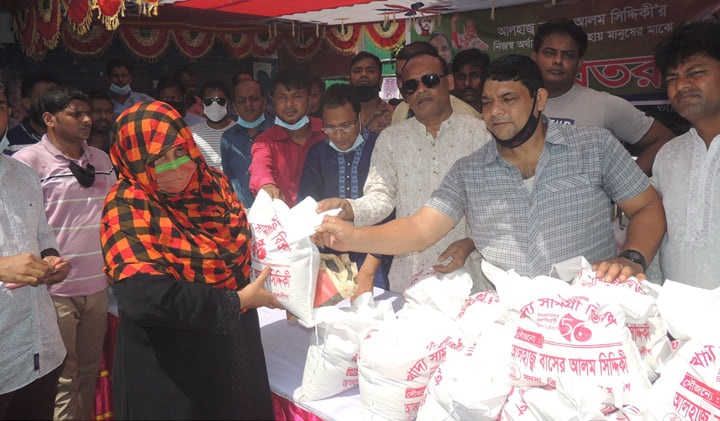 ঝিনাইদহে দুস্থদের মাঝে খাদ্যসামগ্রী বিতরণ