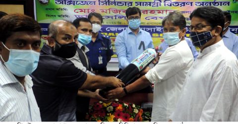 ঝিনাইদহে করোনায় আক্রান্তদের জন্য সোসাইটি ইউএসএ’র পক্ষ অক্সিজেন সিলিন্ডার প্রদাণ