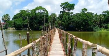 গ্রামবাসীর উদ্যোগে তৈরি হলো ৩০০ ফুট দৈর্ঘ্যের কাঠের সেত