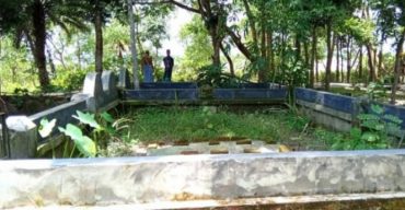 গলাচিপায় রামনাবাদ নদী ভাঙনের কবলে সাংবাদিক আলতাফ মাহমুদের কবর