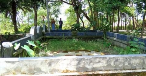 গলাচিপায় রামনাবাদ নদী ভাঙনের কবলে সাংবাদিক আলতাফ মাহমুদের কবর