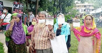 ছবি তুলেই প্রতিবন্ধীদের ত্রাণের বস্তা কেড়ে নিলো যুবলীগ নেতাকর্মীরা! (ভিডিও)