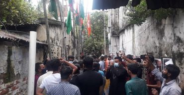 স্বেচ্ছাশ্রমে রাস্তা সংস্কার করছে যুবকেরা