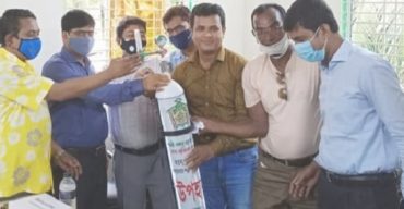 গলাচিপায় পল্লী সঞ্চয় ব্যাংকের অক্সিজেন সিলিন্ডার বিতরণ