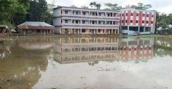 আমতলীতে বিদ্যালয় মাঠে জলাবদ্ধতা খেলাধুলা থেকে বঞ্চিত শিক্ষার্থীরা