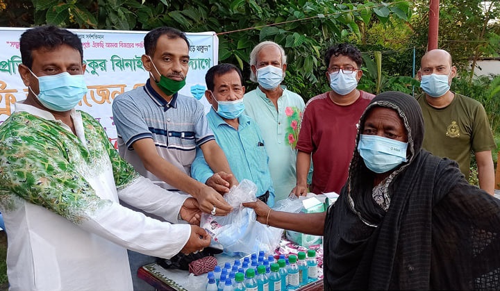 ঝিনাইদহে অঙ্কুর নাট্য একাডেমীর পক্ষ থেকে স্বাস্থ্য সুরক্ষা উপকরণ বিতরণ