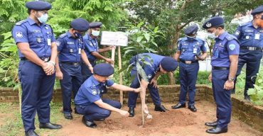 রাঙামাটিতে পুলিশের ডিআইজির পরিদর্শন ও বৃক্ষ রোপন