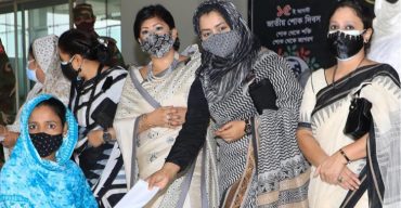 শোক দিবসে ঢাকা সেনানিবাস লেডিস ক্লাবের উদ্যোগে ত্রাণ বিতরণ