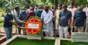 সাবেক অর্থমন্ত্রীর কবরে ফুল দিয়ে শ্রদ্ধা জানালেন পৌর বিএনপি‘র নতুন কমিটি