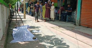 বেনাপোলে রাস্তায় পড়ে থাকা পাগলের লাশ দাফন করল থানা পুলিশ