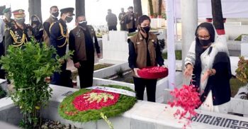 বঙ্গবন্ধুর প্রতিকৃতিতে প্রধানমন্ত্রীর শ্রদ্ধা