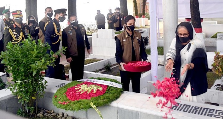 বঙ্গবন্ধুর প্রতিকৃতিতে প্রধানমন্ত্রীর শ্রদ্ধা