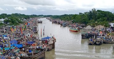 সৃষ্ট লঘুচাপের কারণে বঙ্গোসাগর উত্তাল।। পায়রা বন্দরে তিন নম্বর সতর্ক সংকেত