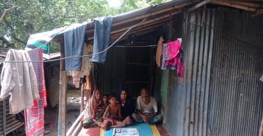 ঝিনাইদহে ফুসফুস রোগাক্রান্ত মেয়েকে বাঁচাতে অসহায় পিতার সাহায্যের আবেদন