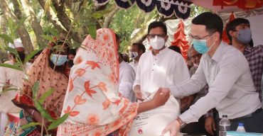 নাটোরের সিংড়ায় বন্যার্তদের মাঝে হুয়াওয়ের ত্রাণসামগ্রী বিতরণ