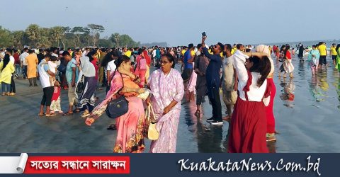 সাগরের বিশালতা ও অপরূপ সৌন্দর্যে বিমোহিত পর্যটকরা