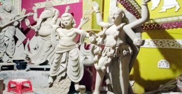 আসছে শারদীয় দুর্গোৎসব গলাচিপায় প্রতিমা তৈরিতে ব্যস্ত কারিগররা
