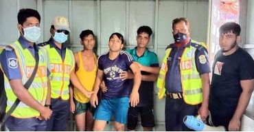 কুয়াকাটায় দুই কিশোরকে প্রাণে বাঁচলেন টুরিস্ট পুলিশ