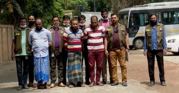 বিপুল অস্ত্র ও গুলিসহ ডিবির হাতে গ্রেফতার ৩ ডাকাত