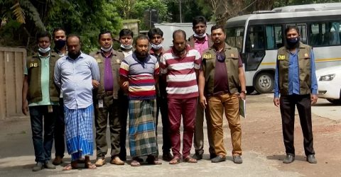 বিপুল অস্ত্র ও গুলিসহ ডিবির হাতে গ্রেফতার ৩ ডাকাত