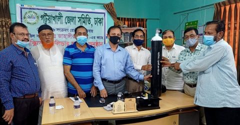 পটুয়াখালীতে সিভিল সার্জনের কাছে অক্সিজেন সিলিন্ডার হস্তান্তর করেছে, ঢাকাস্থ পটুয়াখালী জেলা সমিতি