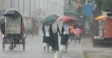 ঝিনাইদহে টানা বৃষ্টিতে বিপাকে খেটে খাওয়া নিম্ন আয়ের মানুষ