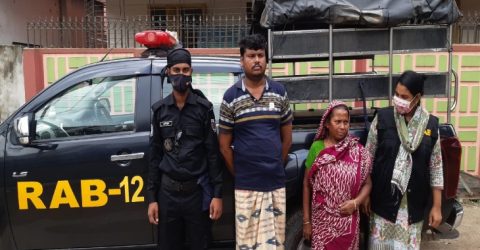 টাঙ্গাইলে চোলাই মদসহ ২ মাদক কারবারি আটক