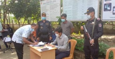 হবিগঞ্জে পাসপোর্ট অফিসে অভিযানে দালালদের আটক করে জেল