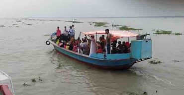 বাগেরহাটে রায়েন্দা-মাছুয়া খেয়া পারাপারে নির্ধারিত ভাড়ায় খুশি যাত্রীরা