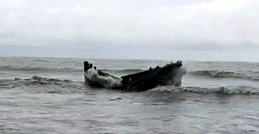 উত্তাল ঢেউয়ের তান্ডবে সাগরবক্ষে ডুবে গেছে মাছ ধরা ট্রলার
